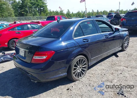 2013 Mercedes-Benz C 300 Sport 4Matic z USA, uszkodzony, nr VIN WDDGF8AB1DR242153